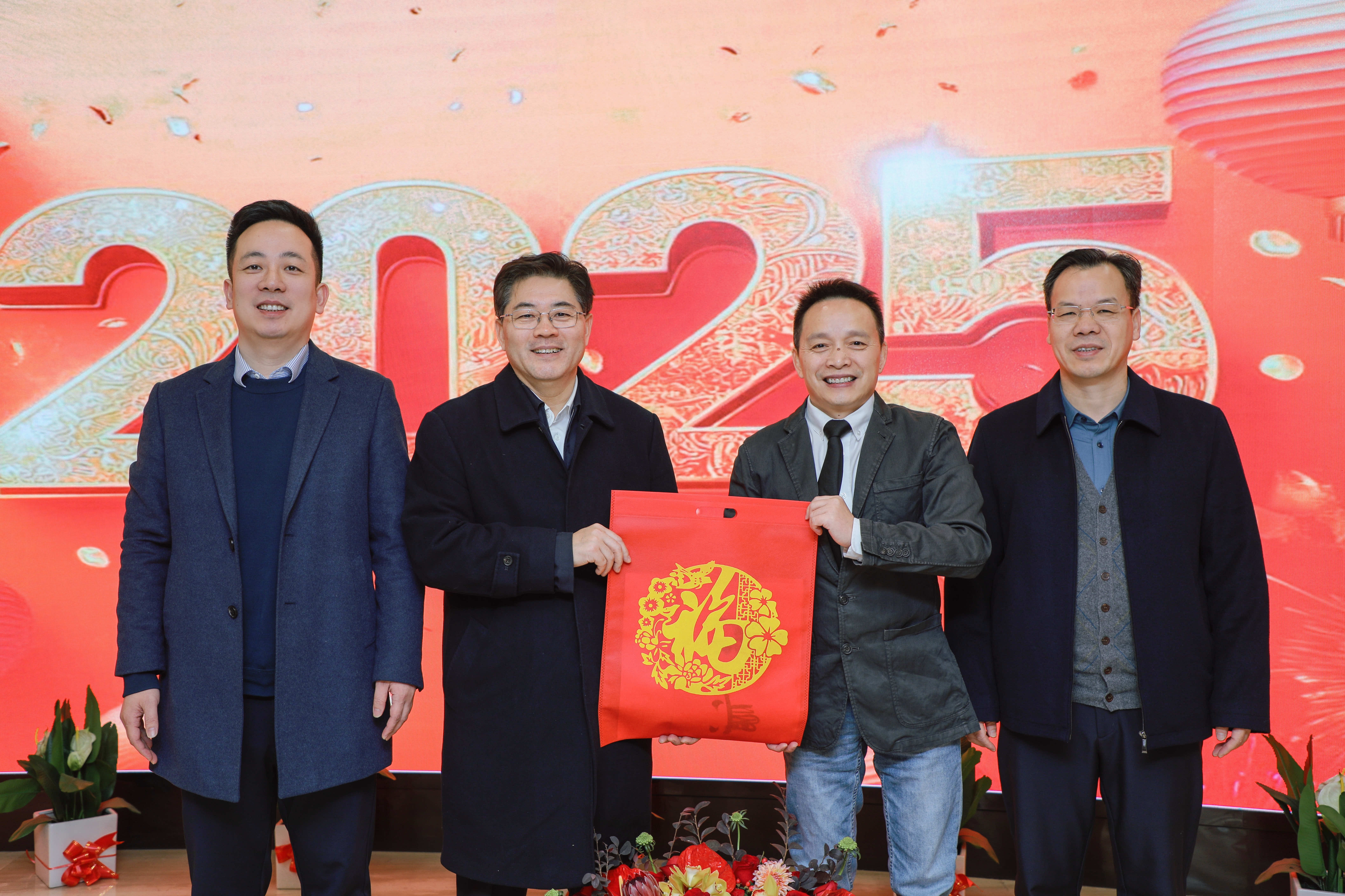 省委統(tǒng)戰部部長(zhǎng)隋忠誠(chéng)一行到鹽津鋪子開(kāi)展春節(jié)走訪(fǎng)慰問(wèn)